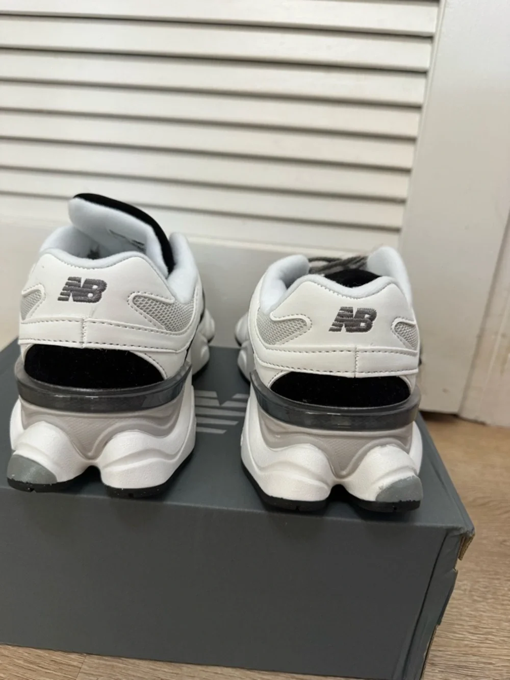 New Balance Gray & White Shoe Box with Size Label - Women’s 9.5/Men’s 8 - Picture 2 of 3